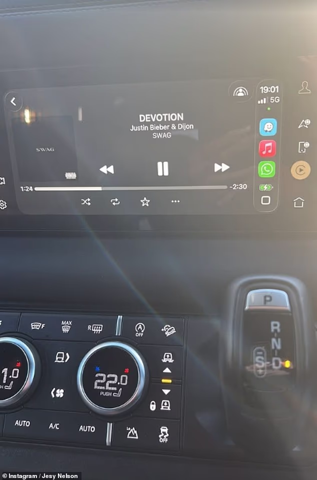 Objava je stigla samo nekoliko sati nakon što je Jesy podijelila fotografiju u svom automobilu nakon uživanja u vožnji do plaže sa svojim kćerima