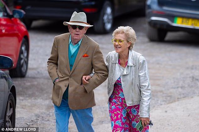 Hilary je izgledala prekrasno u haljini s cvjetnim uzorkom nakon što je oduševila promatrače svojom blještavom crvenom haljinom sa šljokicama tijekom ceremonije vrijedne 250.000 funti