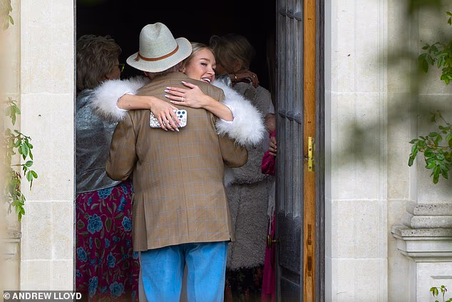 Kazališni agent Michael izgledao je dotjerano u triby šeširu i smeđoj jakni za nedjeljno okupljanje