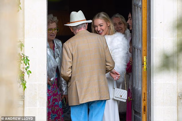 Roxy se našalila s Michaelom dok se obitelj okupljala za još jedan dan svečanosti