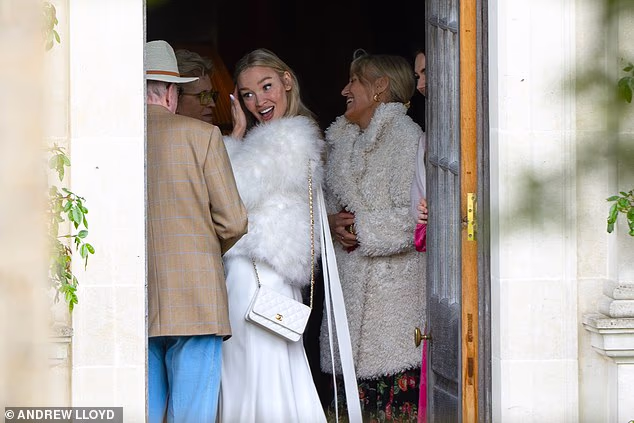 Nova mladenka i dalje je bila u bijelom, odlučivši se za jaku jaknu presvučenu preko uske haljine i opremljenu bijelom Chanel torbom za nedjeljne svečanosti