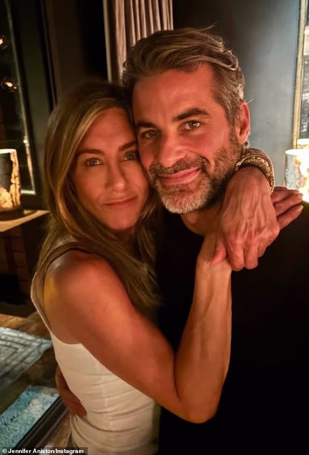 Od prošlog ljeta Aniston je u vezi s hipnotizerom Jimom Curtisom (desno, na slici 5. travnja), koji se razveo od njegove bivše supruge Rachel Napolitano ubrzo nakon što je ona rodila njihovog sina tinejdžera Aidana