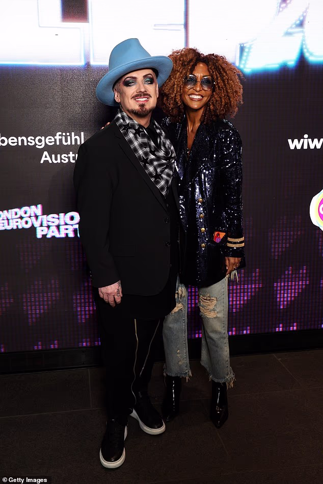 Govoreći za Daily Mail, rekao je: ¿Imam mnogo, mnogo prijatelja Židova koje sam imao od svoje 15 ili 16 godine. Traže li ljudi od mene kao principijelnog ljudskog bića da okrenem leđa svojim prijateljima Židovima? To se neće dogoditi, to se nikada neće dogoditi'