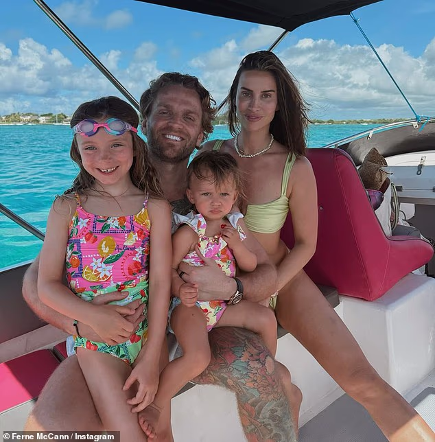 Ferne i Lorri dočekali su svoje prvo zajedničko dijete, Finty, u srpnju 2023. nakon što su se zaručili u srpnju 2022.