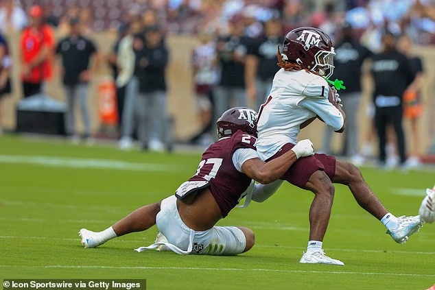 Linebacker, koji je nedavno imenovan za jednog od kapetana momčadi, čini se da je zadobio ozljedu nakon što je napravio napad, prije nego što mu je brzo pružena liječnička pomoć