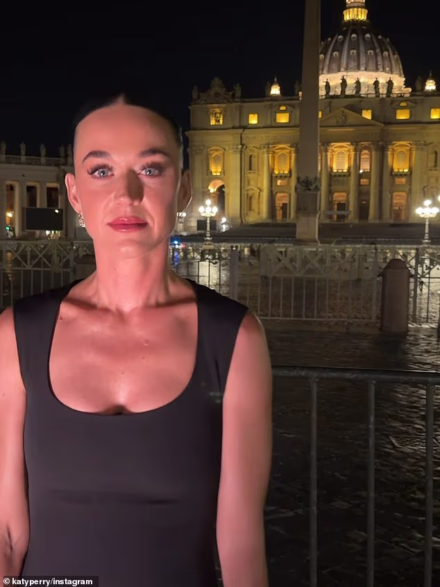 Zvijezda je podijelila i snimku sebe ispred bazilike svetog Petra. U jednom trenutku razigrano je zapjevala 'Papa Leo, aleluja' u čast prvog američkog pape