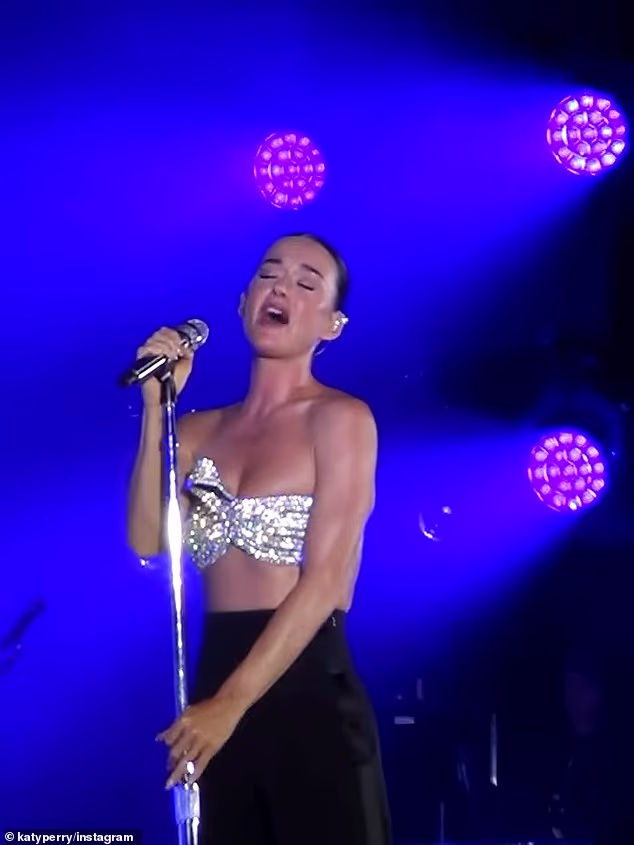 Pokazala je svoje zategnute ruke i trbuh u svjetlucavom topiću s bando majicama i crnim svilenim hlačama