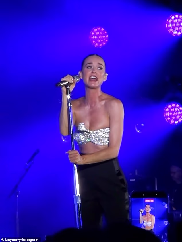 Perry - koja trenutno hoda s bivšim kanadskim premijerom Justinom Trudeauom (54) - održala je privatni koncert u subotu u La Nuvoli i podijelila snimku sebe na pozornici