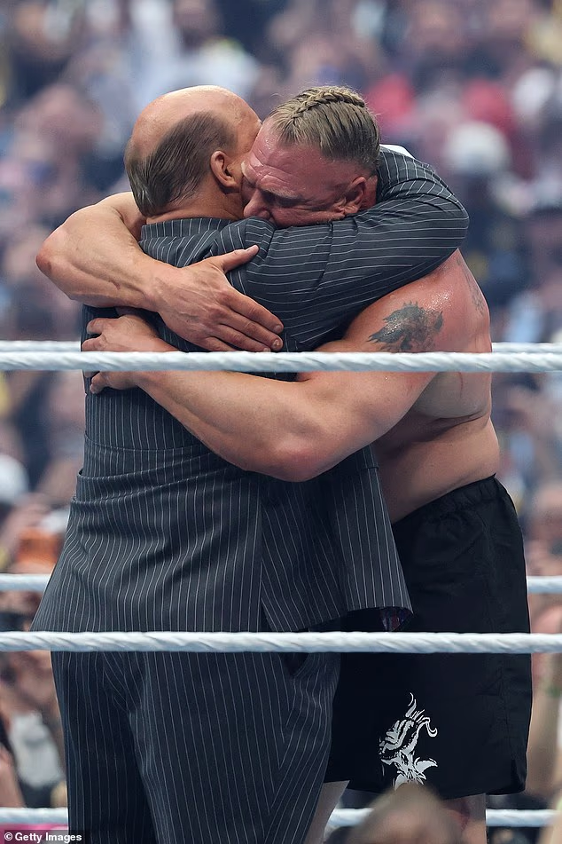 Lesnar se emotivno zagrlio s voditeljem na ekranu Paulom Heymanom na stadionu Allegiant