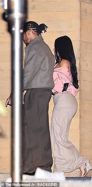 Kardashianka je travanjske večeri nosila svijetle proljetne boje, kombinirajući Begonia ružičasti top s patentnim zatvaračem i bež suknju do poda.