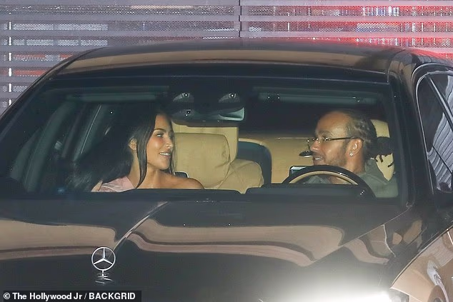 Slavni par viđen je kako vozi u stilu, dok su Hamilton i Kardashian putovali u Nobu u Mercedes-Maybach S 680 V12 Virgil Abloh iz 2026.