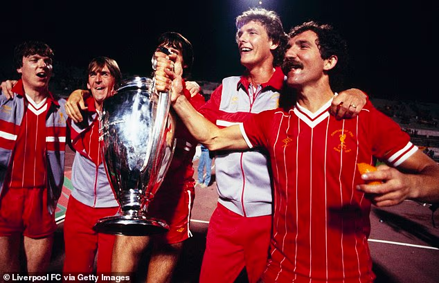 Steve Nicol slavi uspjeh Liverpoola na Europskom kupu 1984. u Rimu s kolegama Škotima Kennyjem Dalglishom, Alanom Hansenom, Garyjem Gillespiejem i Graemeom Sounessom