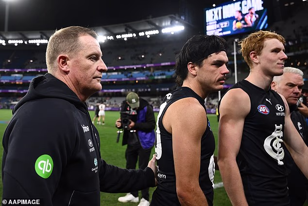 Dužnosnici AFL-a prate Carltonov interni pregled kako je Hollands ostao na terenu unatoč vidljivim znakovima nevolje