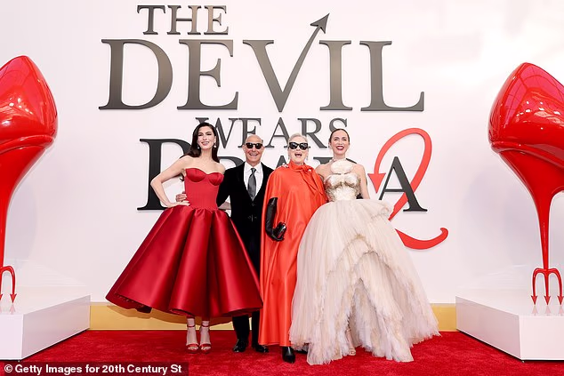 Streep i Hathaway ponovno se susreću s Bluntom i Tuccijem, dok film ponovno zaranja u okrutni svijet visoke mode - ali ovaj put s modernim obratom