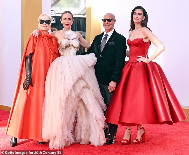 Hathaway se ponovno okupila s brojnim svojim kultnim kolegama, uključujući Meryl Streep (76), Emily Blunt (43) i Stanleyja Tuccija (65).