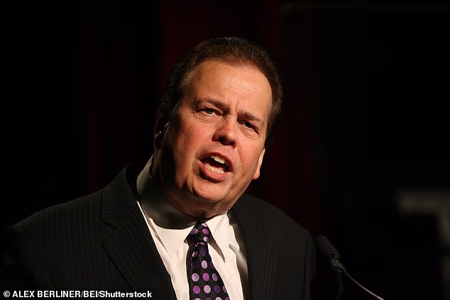 Alan je prikazan kako govori na Godišnjoj večeri prvaka Nacionalnog društva za multiplu sklerozu u LA-u 2010.