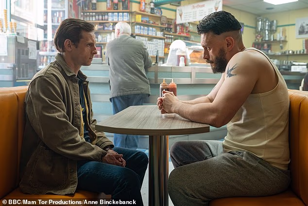 Nemojte misliti da morate izbjegavati Polučovjeka Richarda Gadda radi svog mentalnog zdravlja. Izbjegavajte ga jer je potpuna šljaka ¿ razdvojena, neukusna i zatupljujuće spora