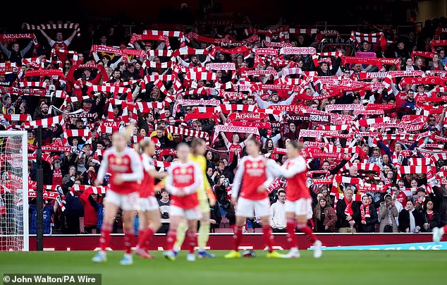 U međuvremenu, Arsenal Women u svojoj prvoj punoj kampanji na Emiratesu ove sezone u prosjeku ima 36.521 navijača