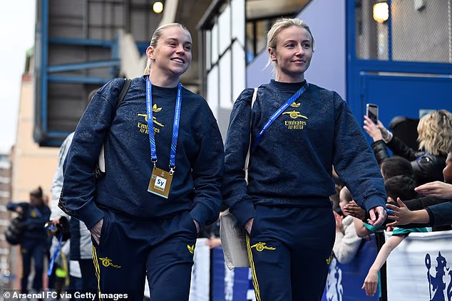 Arsenalove uspješne lavice – kapetanica Leah Williamson, Chloe Kelly, Alessia Russo, Beth Mead – pojavljuju se na jednakom broju oglasnih ploča kao i njihovi muški kolege diljem sjevernog Londona