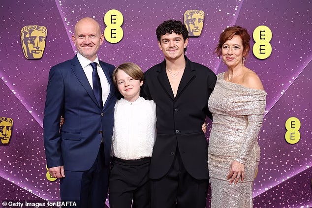 Braća su lansirana u svijet Hollywooda zahvaljujući svojoj majci zvijezdi Coronation Streeta, Kathryn Sarah Collins Jupe, i njihovom ocu redatelju, Chrisu Jupeu