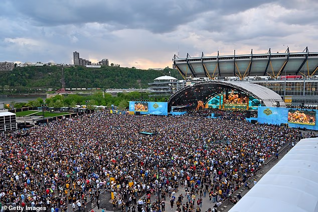 Tisuće navijača okupilo se ispred stadiona Steelersa kako bi gledali prvo kolo u četvrtak