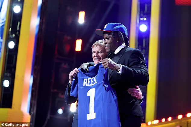 Prvi izbor Giantsa na draftu pod novim glavnim trenerom Johnom Harbaughom bio je linijski branič Arvell Reese