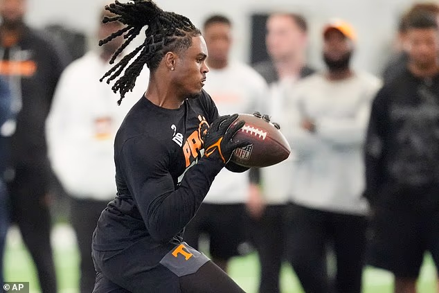 Obrambeni bek Tennesseeja McCoy vježba tijekom svog profesionalnog dana uoči NFL drafta 2026.