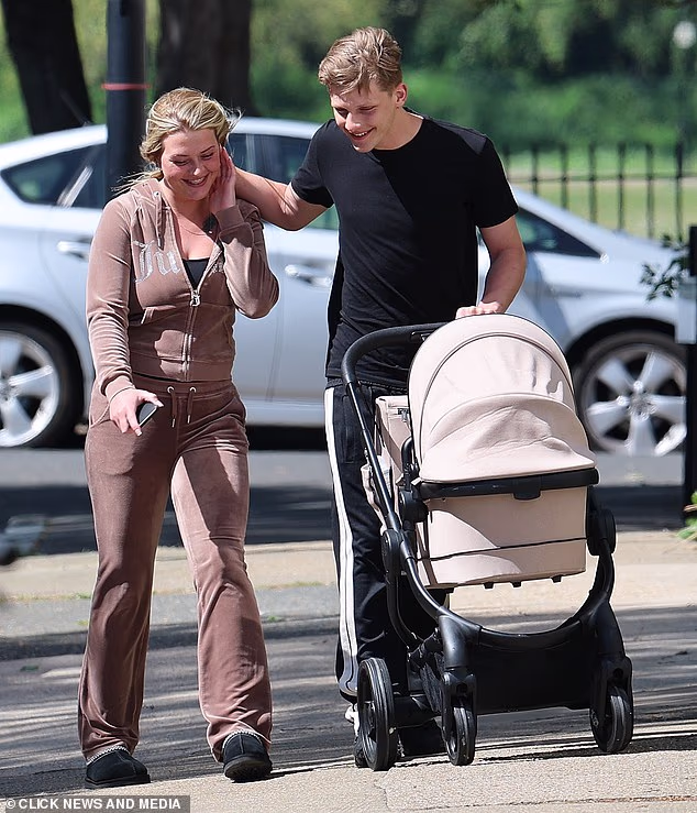 Ali sada je par izgledao sretniji nego ikad u svojoj šetnji dok su se hihotali i uživali u proljetnom suncu