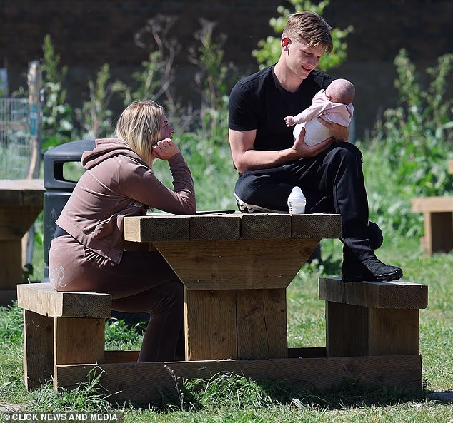 Došlo je nakon što se tvrdilo da je model napustio obiteljsku kuću nakon nesuglasica nakon što je slikan kako dolazi u Jackieyin stan s torbom