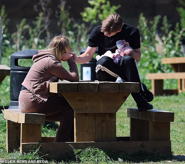 Prema izvješćima, Freddy je tada otputovao na Kanarske otoke, dok je Holly ostala u Velikoj Britaniji s njihovim djetetom