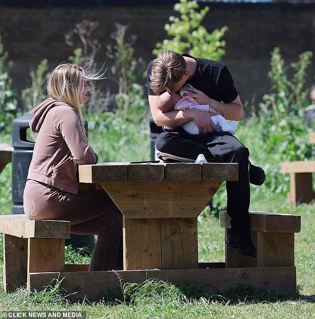 Priča se da je Holly zabrinuta zbog Jackieynog načina života, navodno vjerujući da je ona negativno utjecala na Freddyja