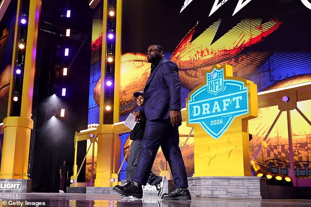 Bivši trkač i njegov 8-godišnji sin, Mark Ingram III, zapalili su navijače Steelersa