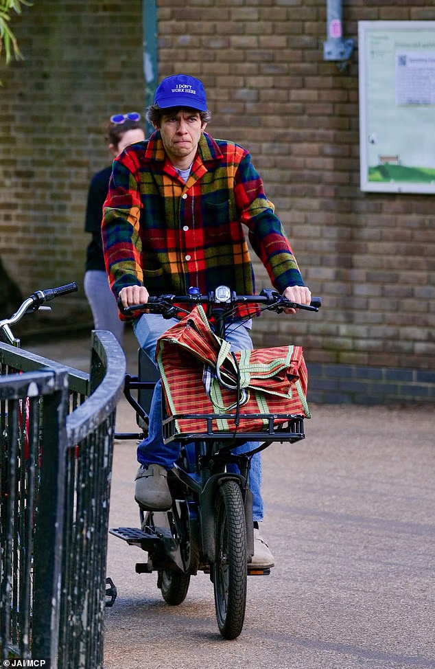 James Righton viđen kako vozi bicikl bez vjenčanog prstena u sjevernom Londonu prošlog tjedna