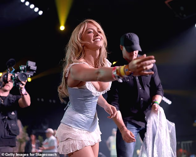 Zvijezda je okretala glave kad je izašla na pozornicu s Diploom za Diplo's HonkyTonk i nasmiješila se publici
