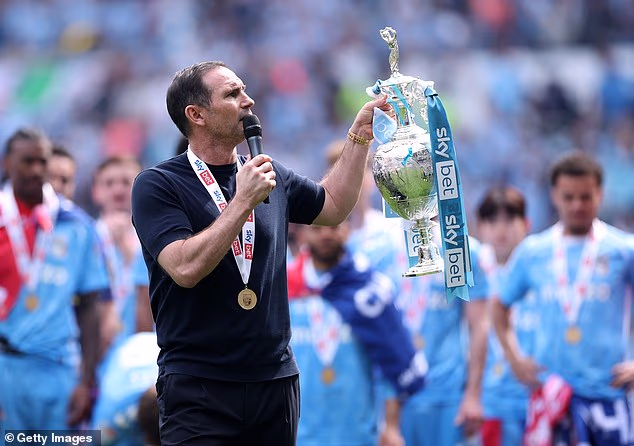 Lampard je podigao naslov prvaka i slavio sa svojim igračima i stožerom na terenu