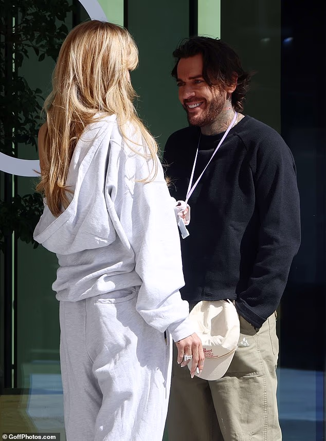 TV ličnost (34) primijećena je kako se ljubi sa zvijezdom TOWIE (37) u Flute Baru u Sohou prošlog mjeseca, nakon rastave od supruga Bradleyja Dacka u siječnju, a čini se da se stvari tek zahuktavaju