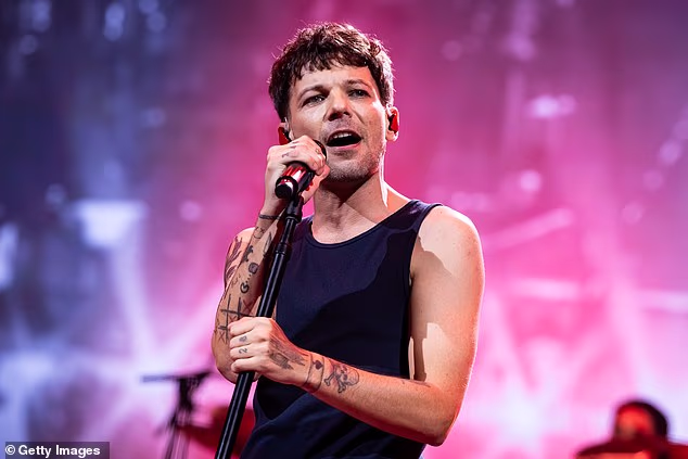 Louis trenutno radi na svom Kako sam stigao ovdje? svjetsku turneju i trebao bi nastupiti u londonskom O2 sljedeći mjesec prije odlaska u Meksiko, Ameriku i završetka u Australiji u listopadu