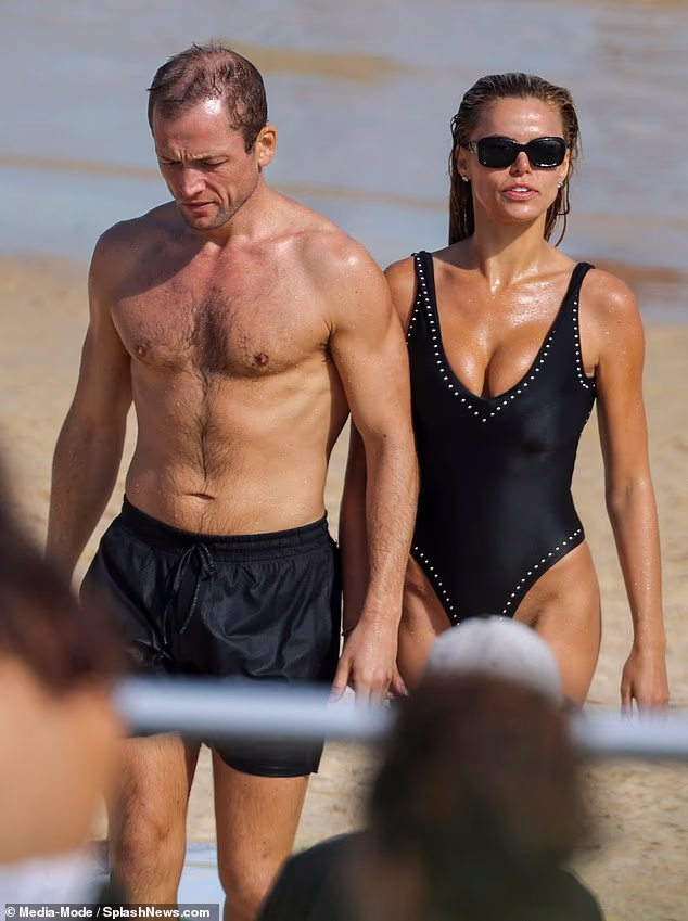 Taron je slikan kako izlazi iz vode u Bondiju, Sydney, držeći se za ruke s Brooks, 29 - baš kao Daniel u njegovoj nezaboravnoj sceni na plaži Casino Royale