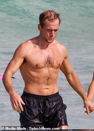Taron je slikan kako izlazi iz vode u Bondiju, Sydney, držeći se za ruke s Brooks, 29 - baš kao Daniel u njegovoj nezaboravnoj sceni na plaži Casino Royale