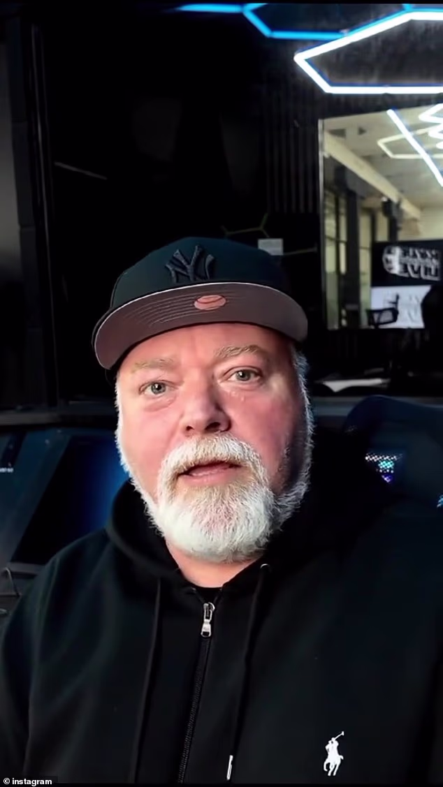 Sandilands nije otkrio kakav će projekt biti; međutim, prikazan je kako sjedi u studiju za snimanje, s natpisom u pozadini 'Kyle Sandilands uživo'