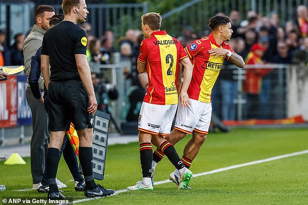 NAC Breda tvrdi da bi njihov poraz od Go Ahead Eaglesa od 6-0 trebao biti ponovljen nakon što se Dean James, desno, pojavio unatoč tome što nije imao radnu dozvolu nakon promjene državljanstva