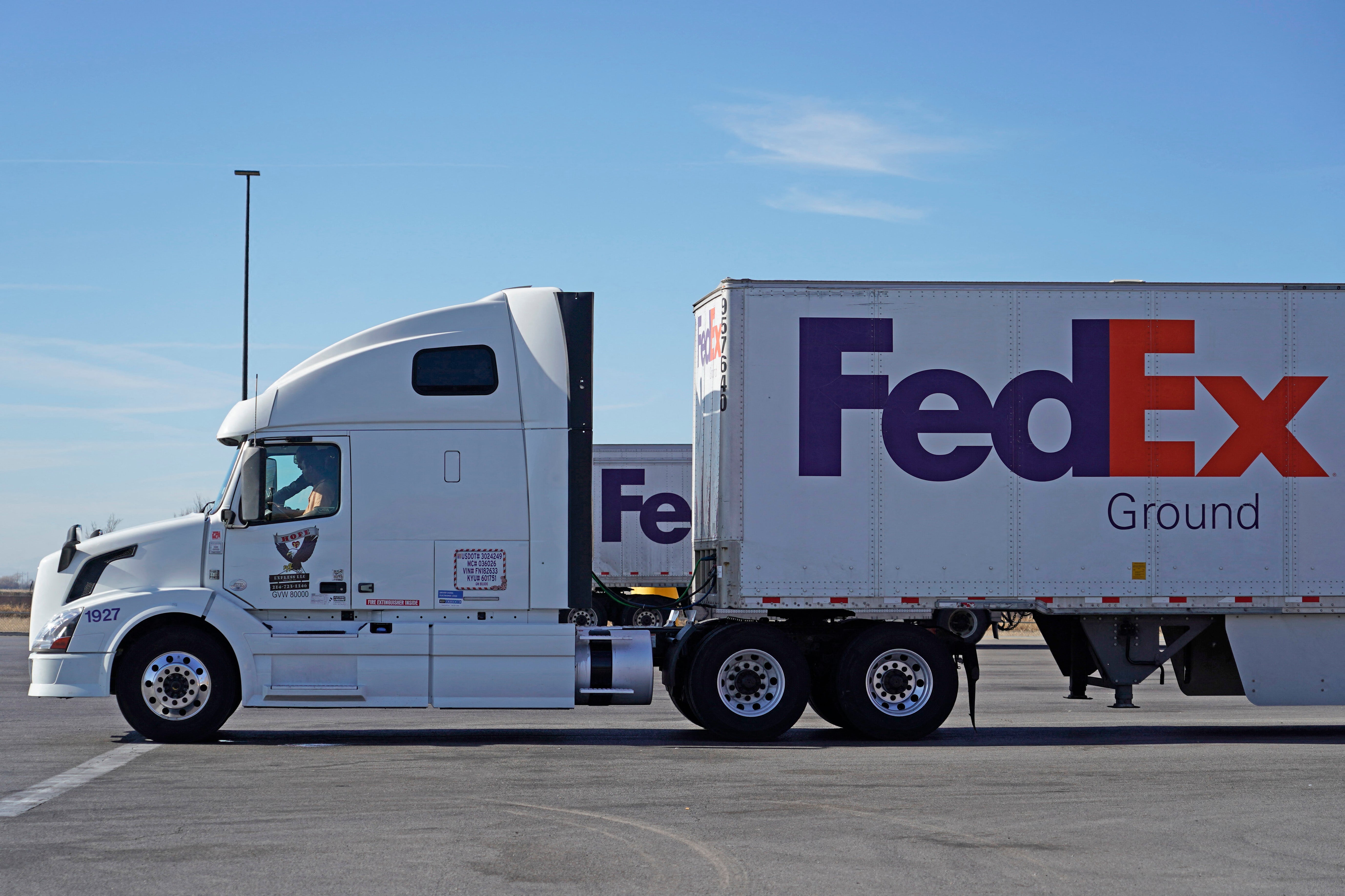 FedEx je rekao da je već podnio zahtjev za povrat putem novog vladinog online sustava i da će distribuirati isplate kupcima čim primi povrat - ali nije jasno kada će to biti