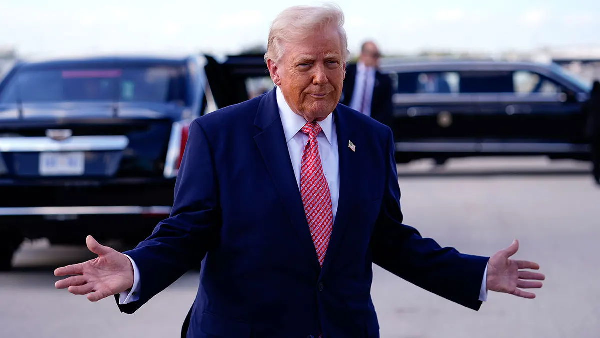 Predsjednik Donald Trump sliježe ramenima tijekom javnog nastupa.