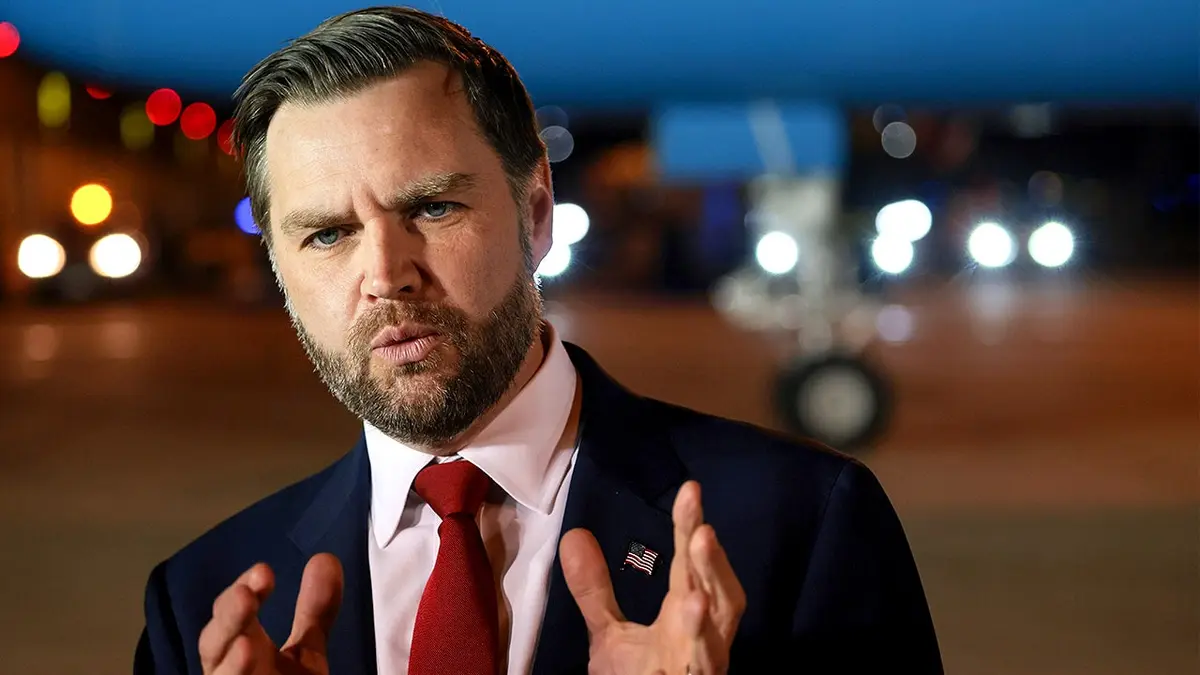 Potpredsjednik JD Vance razgovara s novinarima prije ulaska u Air Force Two.