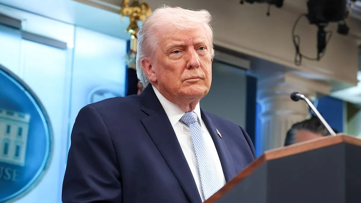 Predsjednik Donald Trump za govornicom tijekom konferencije za novinare u Bijeloj kući