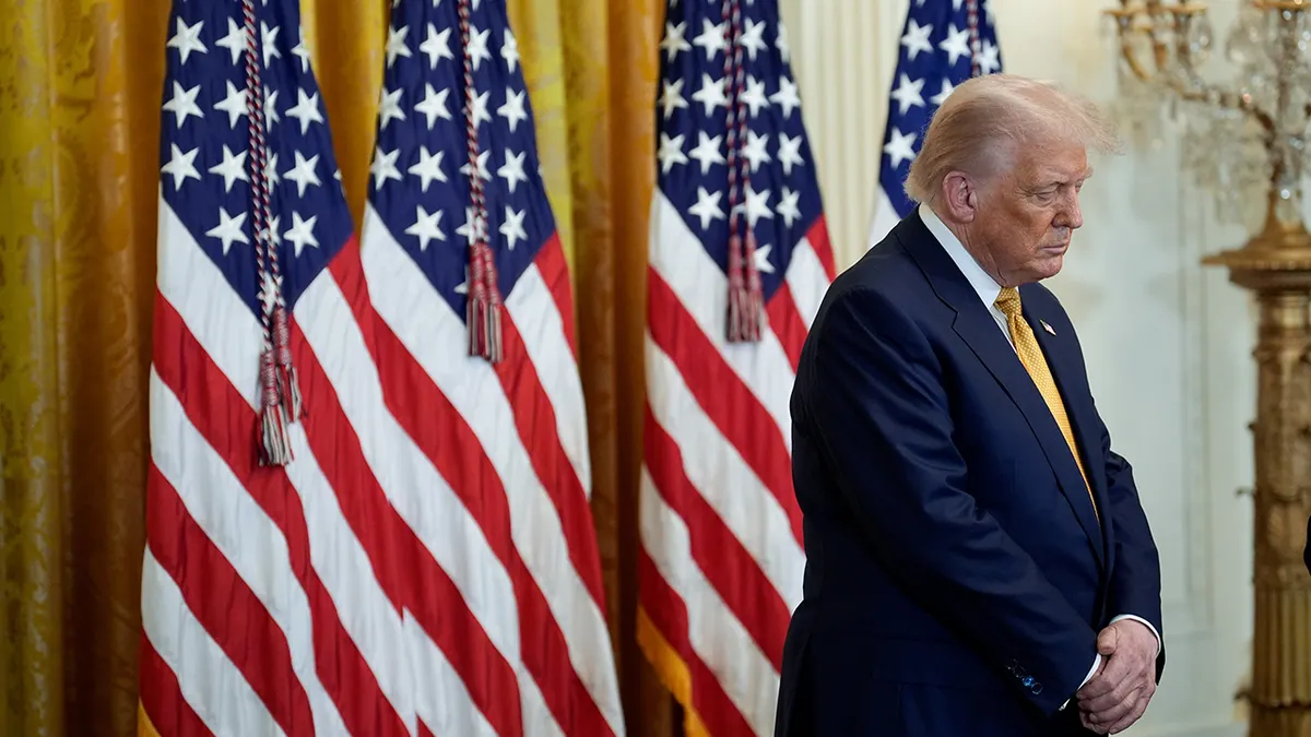 Predsjednik Donald Trump saginje glavu u molitvi u istočnoj sobi Bijele kuće