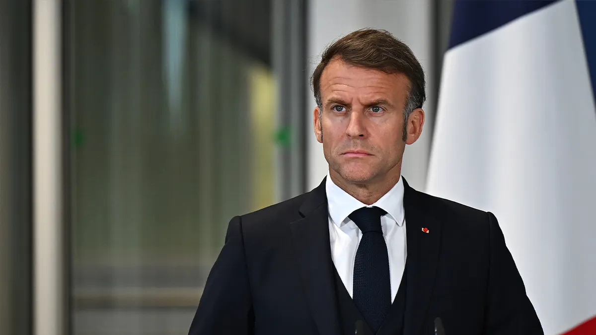 Francuski predsjednik Emmanuel Macron stoji za govornicom tijekom konferencije za novinare u Londonu