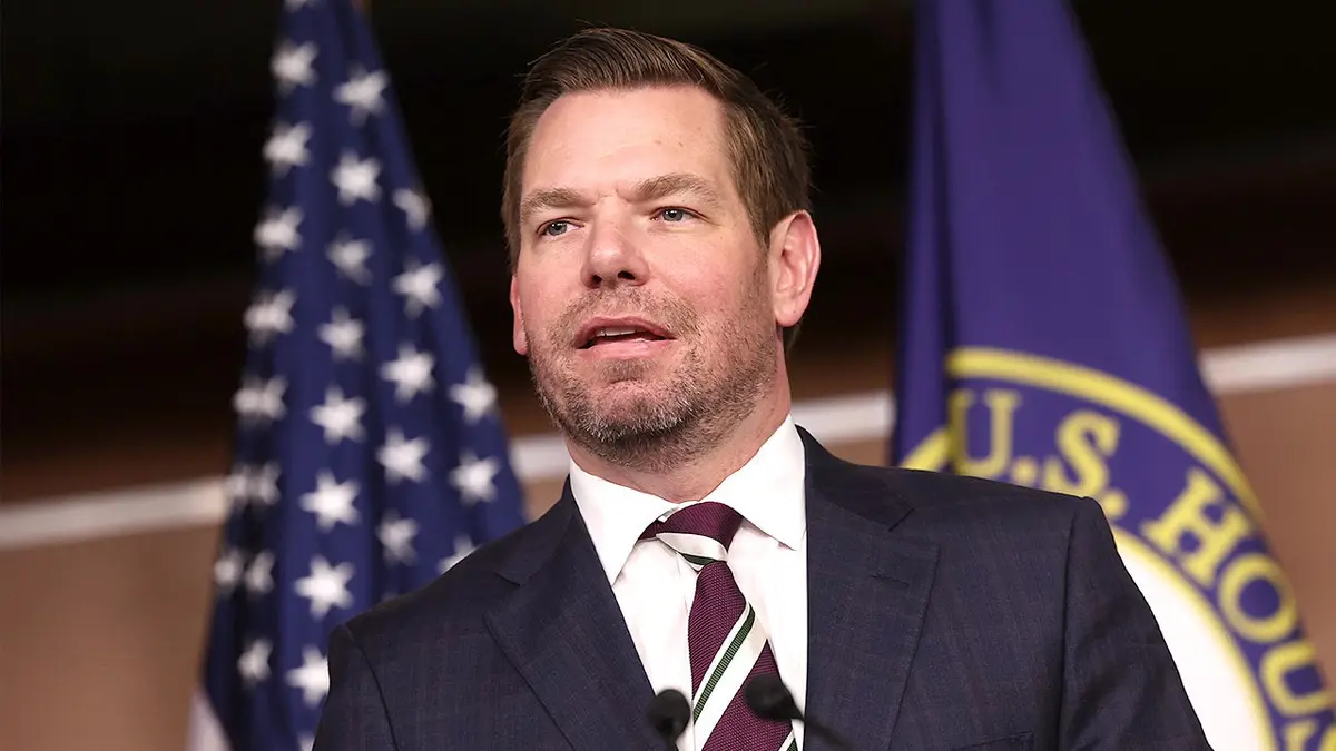 Zastupnik Eric Swalwell govori na tiskovnoj konferenciji Capitola o zadacima odbora.