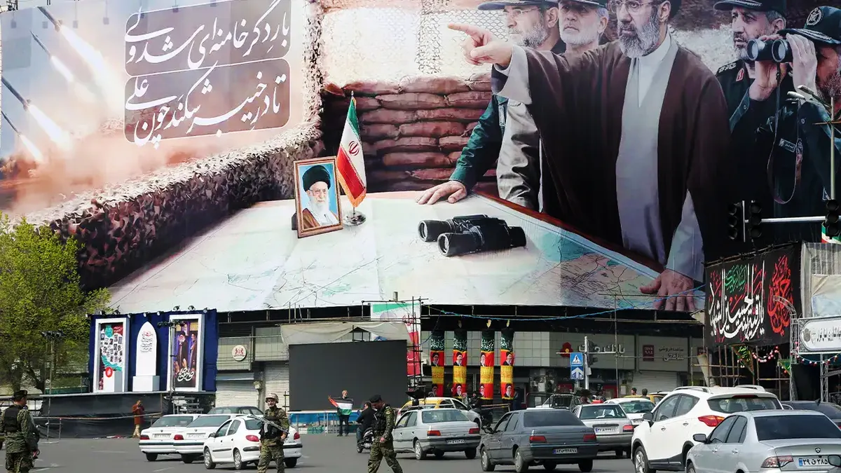 Transparent s likovima iranskog vrhovnog vođe Mojtabe Khameneija i zapovjednika IRGC-a izložen u Teheranu