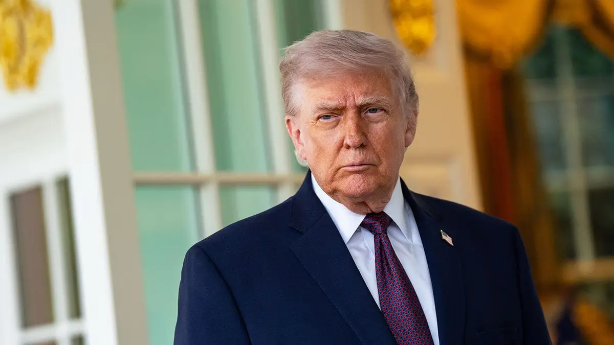 Predsjednik Donald Trump razgovara s medijima ispred Ovalnog ureda u Washingtonu, DC